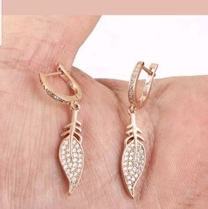 Gold white feather earrings & necklace set